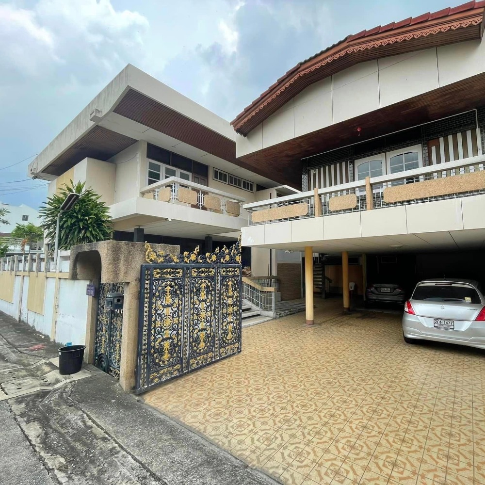 For SaleHouseSapankwai,Jatujak : 📣Urgent sale, 3 houses on 148 sq m of land in a potential location, Soi Inthamara 1 (Sutthisan, Saphan Khwai), near BTS Saphan Khwai, connecting to Vibhavadi Rangsit Road, Utraphimuk Elevated Road