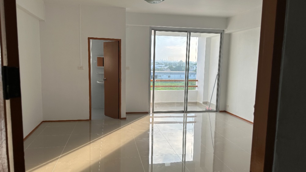 For SaleCondoMin Buri, Romklao : Condo for sale, Living Place Ramkhamhaeng, next to Ramkhamhaeng Road. Near the Orange Line Nomklao Station only 200 meters.