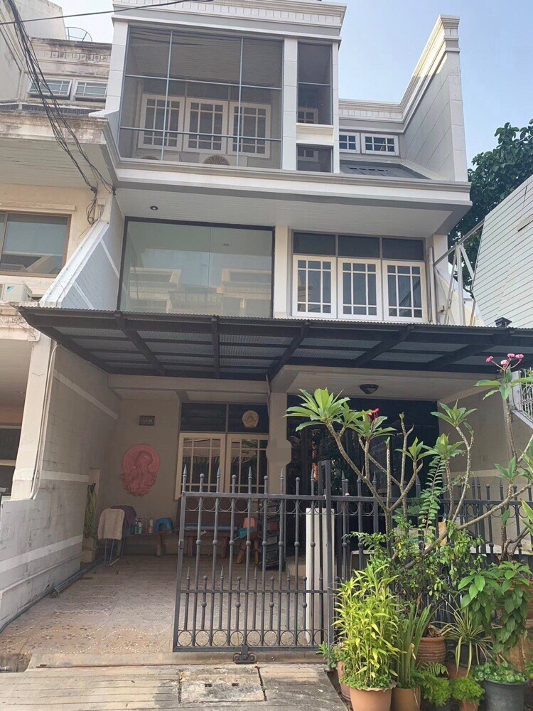 For RentTownhouseRatchadapisek, Huaikwang, Suttisan : Townhome for rent, 3 floors, Ratchadaphisek Road, good location, near BTS, 10 air conditioners, some furniture. There are 6 bedrooms, 3 bathrooms. Monthly rental price 65,000 baht