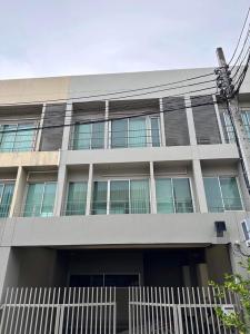 For SaleTownhousePattanakan, Srinakarin : Urgent sale townhome Noble Phatthanakan There are 3 bedrooms, 3 bathrooms, area 21.6 square meters. Selling price 10,000,000 baht [transfer 50/50]