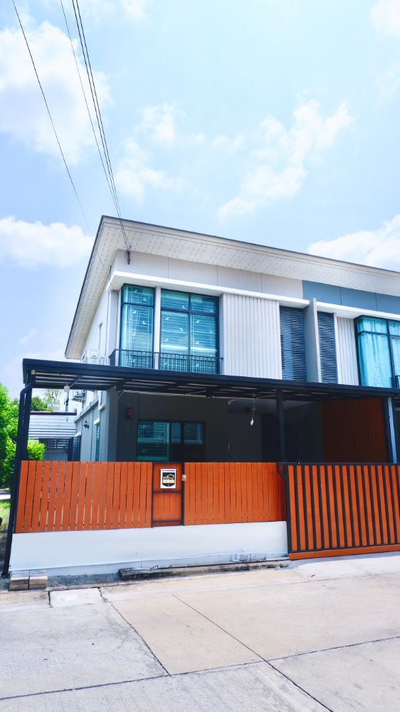 For SaleTownhouseChaengwatana, Muangthong : sell! 3 bedrooms #corner house #renovated whole house The garden is beautifully decorated. Sold with furniture, fully decorated, ready to move in!!