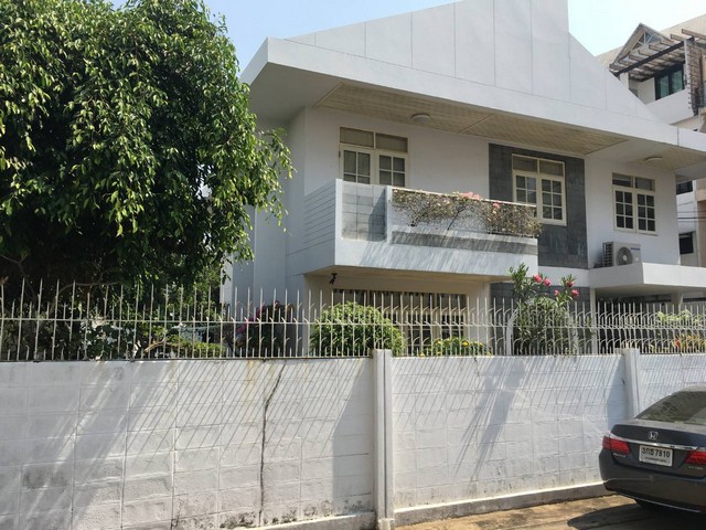 For SaleHouseSathorn, Narathiwat : For sale: 2-storey detached house, corner unit, 71 sq m, 4 bedrooms, Soi Yen Akat 1, Sathon area *** Sold as is, needs to be renovated.