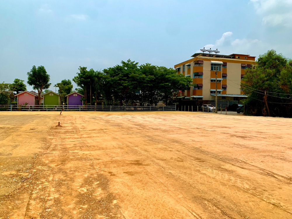 For RentLandOnnut, Udomsuk : Land for rent, 400 square meters, very wide, suitable for building an apartment, hotel, condo on Chalong Krung Road. Near Lat Krabang Industrial Estate, King Mongkuts University Airport. Electric trains and motorways Near the community mall, near the job