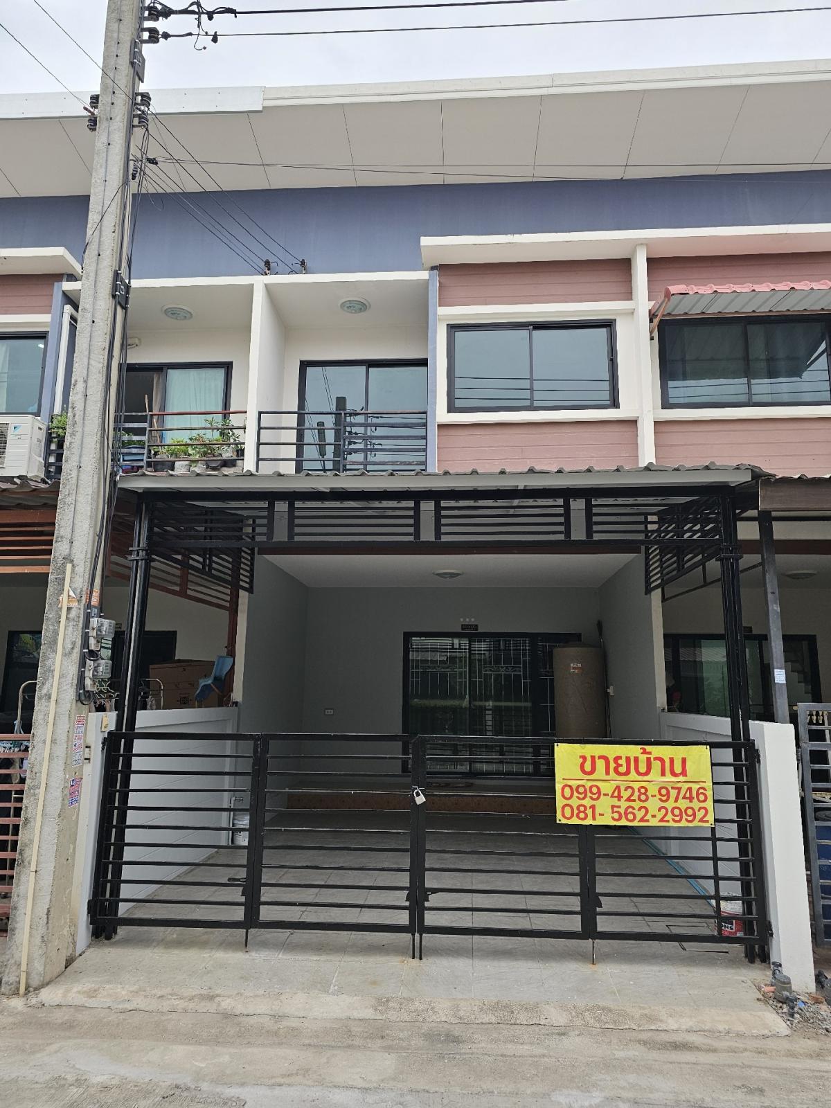 For SaleTownhouseNakhon Pathom : 🔥 Townhouse for sale, 2 floors, 3 bedrooms, 2 bathrooms, Monthon Village 6, Phutthamonthon Sai 4, Soi Krathum Lom 11, near community areas. You can travel in and out in many ways.