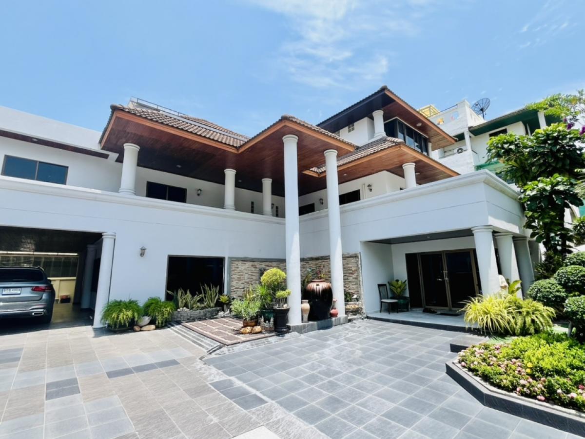 For SaleHome OfficeYothinpattana,CDC : Single house for sale, 123 sq m, parking for 5-8 cars, Sriwara Town in Town. Quick and easy, Ramindra, near SC park, very beautiful house, cheapest price in the project. Suitable for an office office