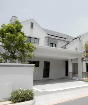 For SaleHousePattanakan, Srinakarin : 📢👇French Chateau style house for rent / sale , corner unit, community mall, villa market in front of the good security compound, luxury decor, fully furnished, ready to move in