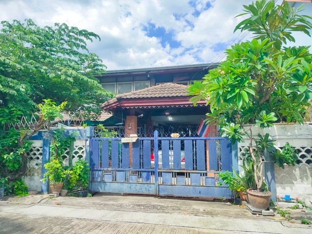 For SaleHouseRama9, Petchburi, RCA : TO816 2-story detached house for sale, area 82 sq m. Seri Village 2, Rama 9 Soi 41 (Ramkhamhaeng 24), near The Night Rama 9. **The house needs to be renovated.