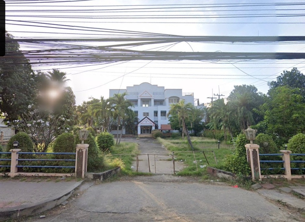 For SaleBusinesses for saleKasetsart, Ratchayothin : 4 rai of land for sale with hotel business >>suitable for doing Condo/apartment/housing housing etc.<< **Near Bangkok University, Rangsit (0.5 km.)** Along Phahonyothin Road, Km. 37, Khlong Nueng Subdistrict, Khlong Luang District, Pathum Than