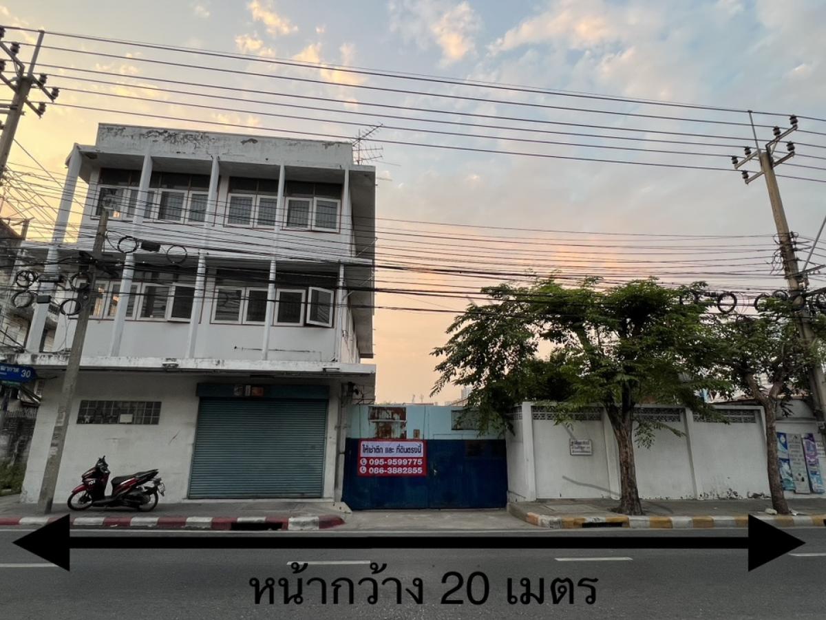 For RentLandThaphra, Talat Phlu, Wutthakat : Land 393 sq m. near BTS Wutthakat with 3-story building, 2 units, next to the main road, lots of parking.