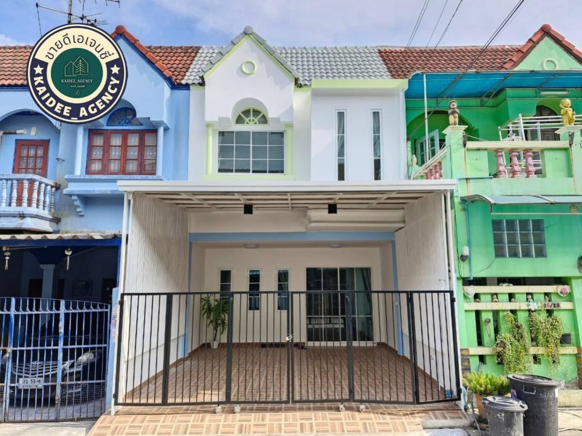 For SaleTownhouseNawamin, Ramindra : 2-story townhouse, Teerawan Village, Soi Ramintra 109, Phraya Suren. Fashion Island Safari World, Siam Park, Pink Line Skytrain, Minburi Market, Lotus, Makro, Big C, HomePro, Thai Watsadu, Chatuchoke Expressway. Don Mueang Airport Suvarnabhumi Airport Som