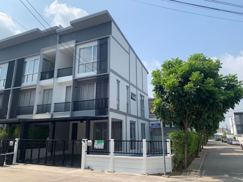 For SaleTownhouseNawamin, Ramindra : Selling very cheap, 3-story townhome, 38.7 sq m, Sammakorn Avenue Village. Ramintra-Wongwaen. The house has 5 bedrooms, 3 bathrooms.