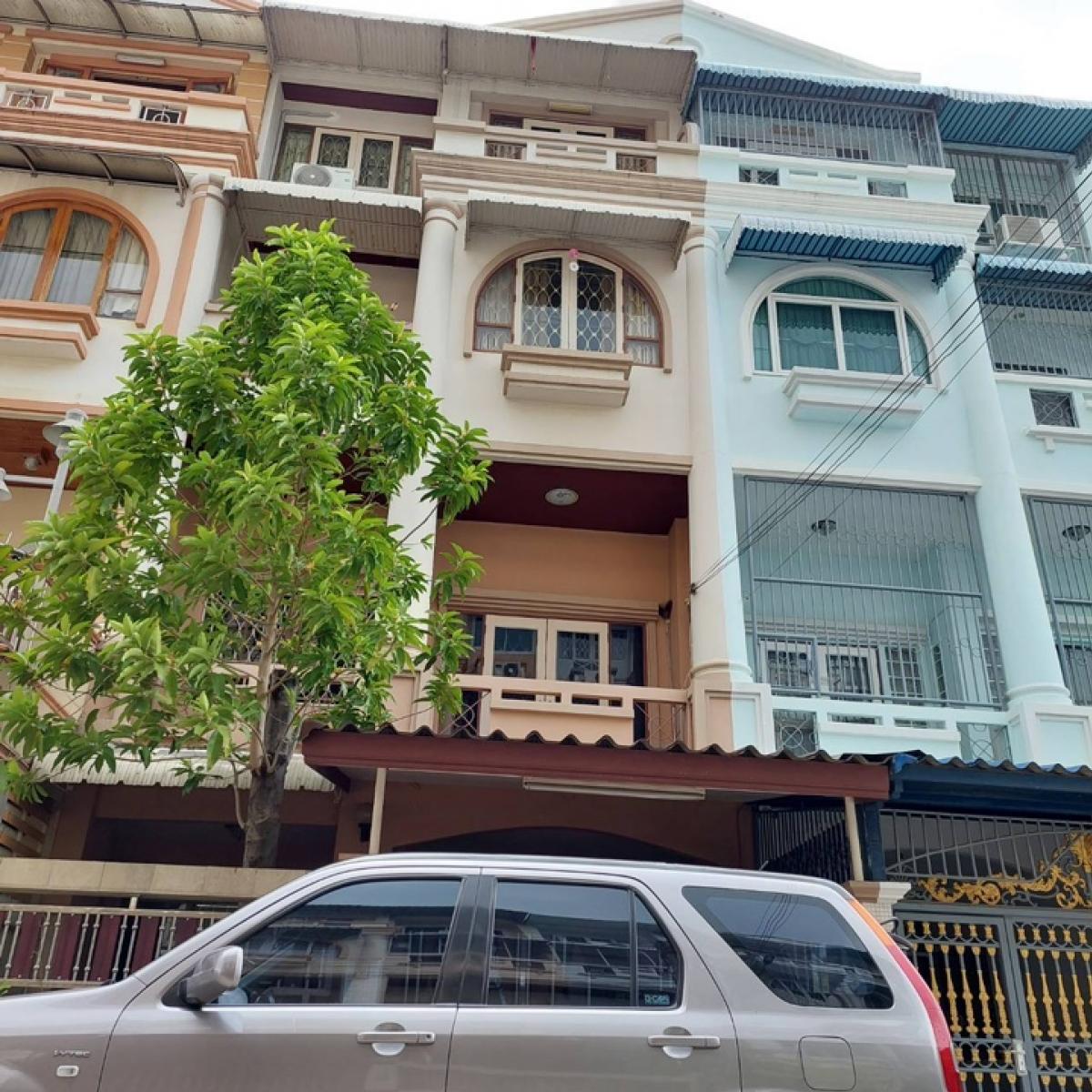 For SaleTownhouseThaphra, Talat Phlu, Wutthakat : Townhouse for sale, 4 floors, 6 levels, 102 sq m, 3 minutes walk from MRT Tha Phra, Sikharin Village