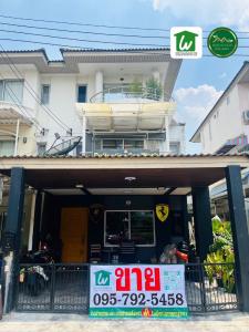 For SaleTownhouseRatchadapisek, Huaikwang, Suttisan : Looking for a new owner! Supalai Ville Ratchada 32, nice 3-story townhome, Supalai Ville Ratchada 32 village, prime location, Ratchadaphisek, convenient travel, MRT Lat Phrao.