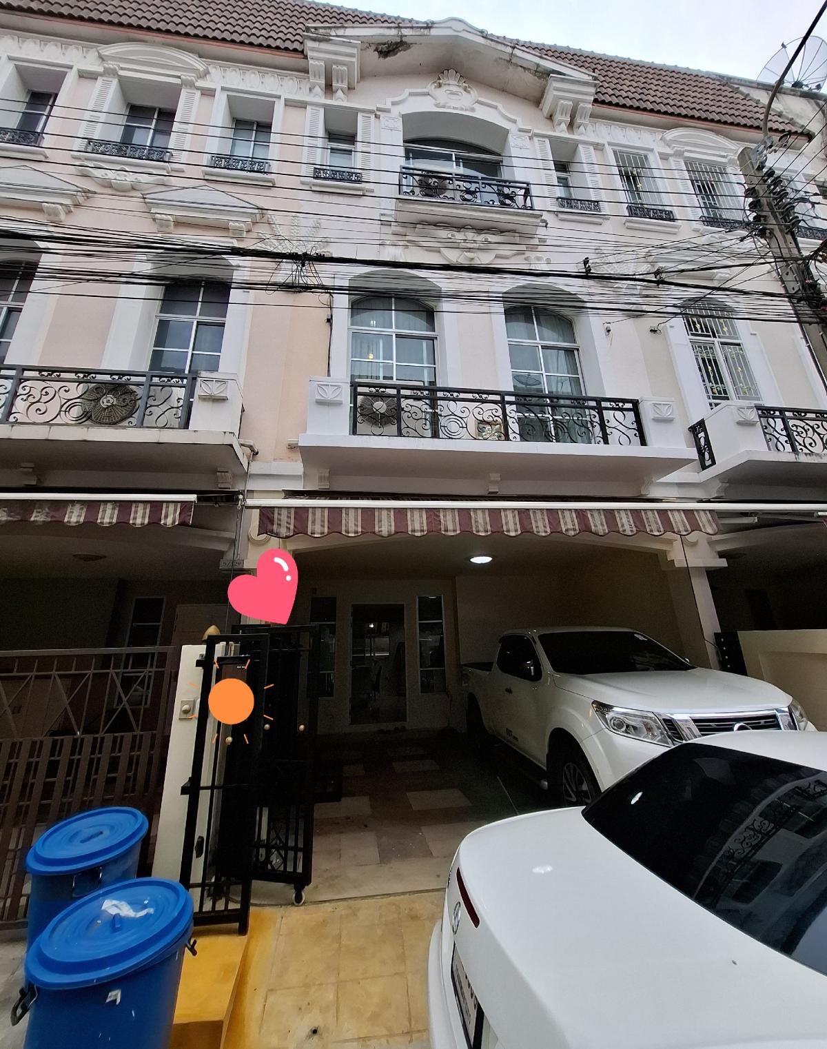 For RentTownhouseSapankwai,Jatujak : House for rent in the middle of the city, French style, 30 sq m, Kamphaeng Phet/Ratchavipha Road, near BTS Wat Samian Nari.