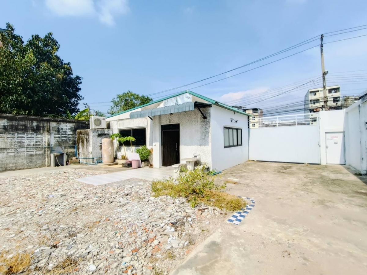 For RentLandBangna, Bearing, Lasalle : #For rent #long term - #short term, message me quickly #Land for rent long term #Soi Lasalle 19, completely filled in, fence around the edge, close to the wall, next to the road, alley.