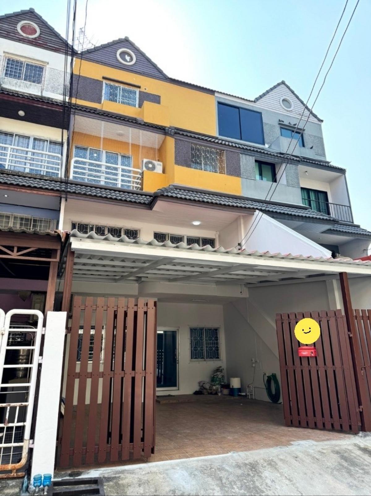 For RentTownhousePattanakan, Srinakarin : Townhouse for rent, 4 floors, area 32 sq m, Pattanakarn 44 Road. Near Seacon Square/Paradise Park