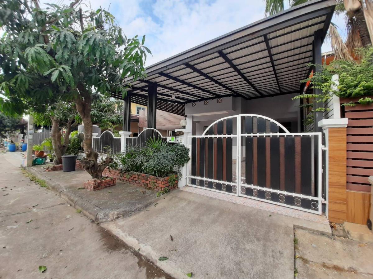 For RentHousePathum Thani,Rangsit, Thammasat : House for rent, 4 bedrooms, 2 bathrooms, Porpiman Village, Rangsit, Khlong 5, on the main road, very nice to live in, 14,000 baht ---English welcome---Urgent rent, cheaper! Single house, 4 bedrooms, in Porpiman Village, Rangsit, Khlong 5, convenient to tr