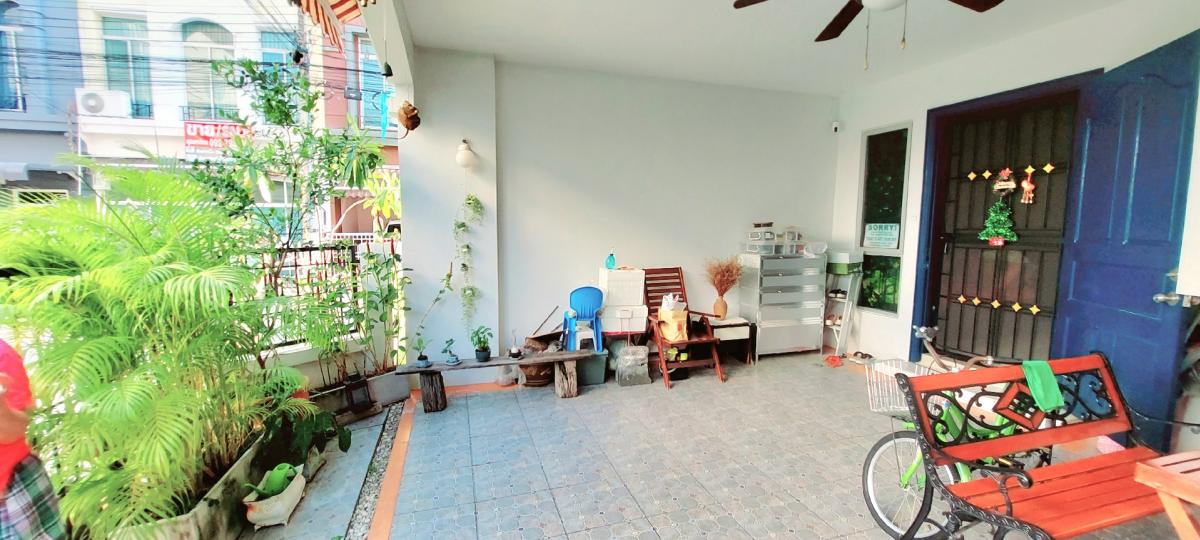 For SaleTownhouseSamut Prakan,Samrong : Townhome for sale, 3.5 floors, Cornerready to move in, in the middle of the city, British Town, 3bedroom 4 bathroon 2 carparking at Srinakarin, Soi Sridan 24, price 4.5 million