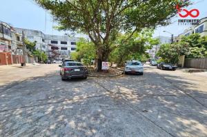 For SaleLandLadkrabang, Suwannaphum Airport : Corner plot of land for sale, 64 square meters, Soi Phatthanakan 67, Intersection 2, Phatthanakan Road.