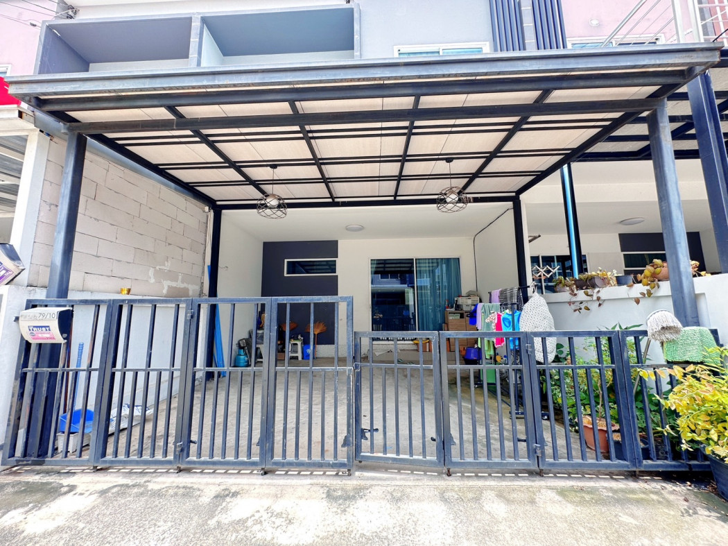 For SaleTownhousePathum Thani,Rangsit, Thammasat : Townhome for sale, The Trust Townhome, Wongwaen-Kanchanaphisek, 134 sq m., 19 sq w, 3 bedrooms, 2 bathrooms, near the Green Line.