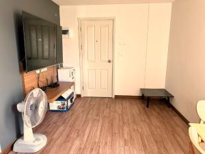 For SaleCondoRatchadapisek, Huaikwang, Suttisan : Urgent sale, Hi Suthisan Condo, 4th floor, corner room, wide space, open, ready to move in, air conditioning, furniture (S4269)