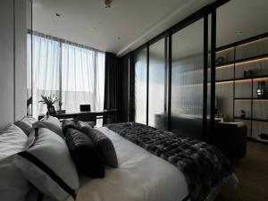 For SaleCondoSilom, Saladaeng, Bangrak : New new condo in the heart of Silom, Ashton -silom, fully furnished room, 1 bedroom, 49 sq m, with Jacuzzi tub, beautiful view, magnificent condo on Silom Road, next to Puman Hotel, near BTS Saladaeng and BTS Chong Nonsi, Sale!! ! 3 units price only 9,920