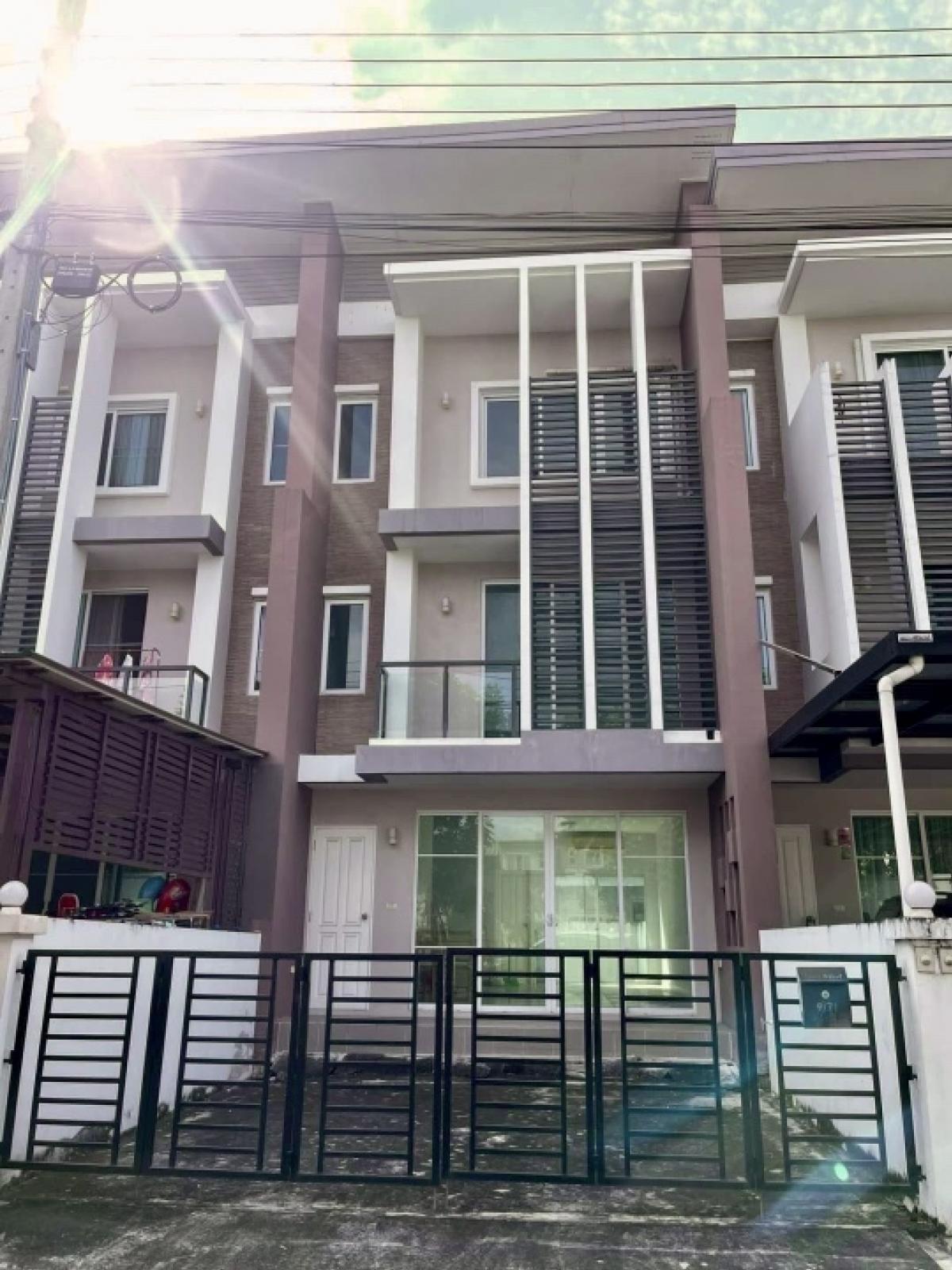 For SaleTownhouseVipawadee, Don Mueang, Lak Si : 3-story townhome for sale, Town Avenue Sixty Vibhavadi 60 by Sansiri, zone behind Clubhouse. Peaceful, no house opposite