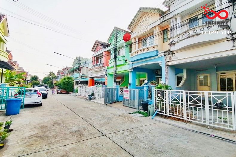 For SaleTownhousePathum Thani,Rangsit, Thammasat : 2-story townhouse for sale, Maneerin Lake and Park Village. Nonthaburi-Bang Bua Thong Bridge Road