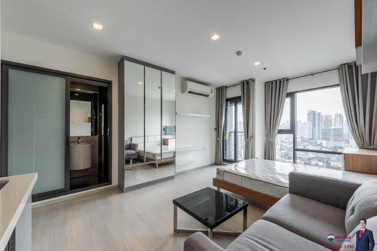 For SaleCondoSukhumvit, Asoke, Thonglor : 📌 Rhythm Sukhumvit 36-38 🔥 24.50 sq m (Studio bedroom) Selling at a loss, high floor! The view is more beautiful, the condition is like a new room, with built-in decoration from SB Furniture, comes with an interlock layout (can buy additional rooms next t