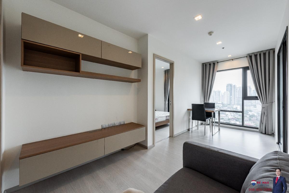 For SaleCondoSukhumvit, Asoke, Thonglor : 📌 Rhythm Sukhumvit 36-38 🔥 -> 32.92 sq m. 1 bedroom, selling at a loss!) High floor! The view is more beautiful > And the condition is like a first-hand room, with built-in decoration from SB Furniture, comes with an interlock layout (can buy additi
