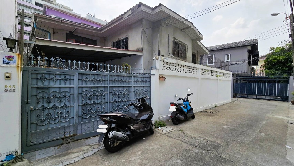 For SaleHouseWongwianyai, Charoennakor : Very good location!! Single house for sale, Soi Itsaraphap 13, opposite Big C Itsaraphap, near MRT, year 70, good condition, area over 41 sq m, very hard to find!!