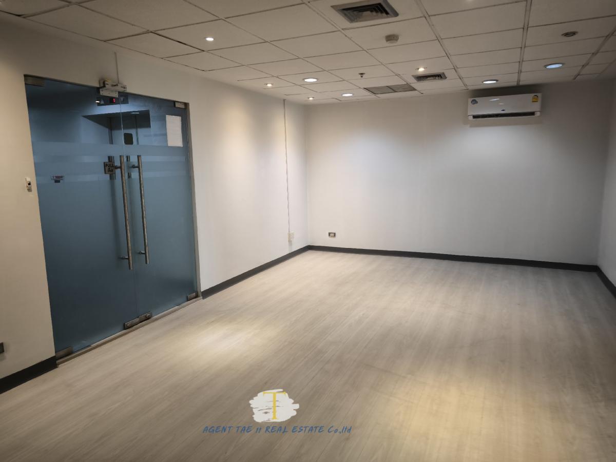 For RentOfficeSukhumvit, Asoke, Thonglor : For rent, office space, office/Office For Rent, MODERN TOWN Building, Ekkamai Soi 3, near BTS Ekkamai, good location, convenient transportation, separate air conditioning system, each room is separate, not shared air conditioning, cheap electricity bill b