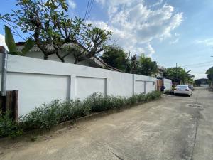 For SaleHouseLampang : Single house in the middle of Lampang city, near the waterfront, shady trees.