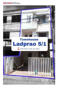 For SaleHouseLadprao, Central Ladprao : *Urgent sale* /Townhouse 3-storey Building/ MRT Phahon Yotin