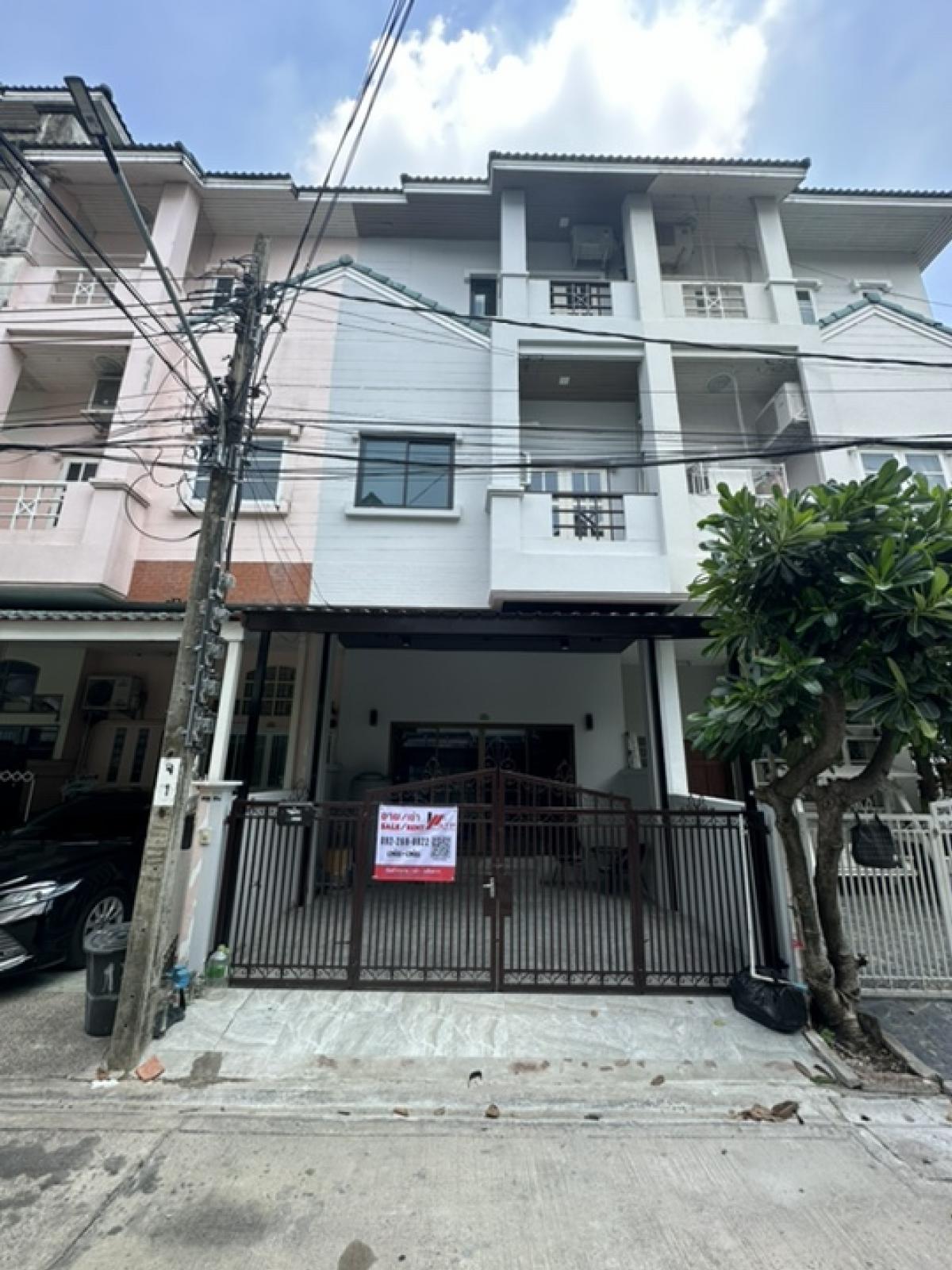 For RentTownhouseChokchai 4, Ladprao 71, Ladprao 48, : **Sell 4.8M / Rent 25K** New Renovated Townhome 20 sq m / 3 floors, split level / 3 bedrooms / 4 bathrooms / 2 halls / kitchen set / 5AC / 3 water heaters / 2 parking spaces @ Ketnuti Chermine Ketnuti Chermine Lat Phrao 87 CDC