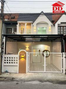 For SaleTownhouseNonthaburi, Bang Yai, Bangbuathong : 2-story townhouse for sale, newly renovated Bua Thong Village 2, Nonthaburi, near Khlong Phai BTS Station. Central Westgate Property Code: T8065