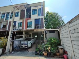 For SaleTownhouseEakachai, Bang Bon : Townhome for sale at the edge, lots of space, Townhome at Signature Village, Ekachai 64/5, Bang Bon, at the edge, area 31.6 sq m.