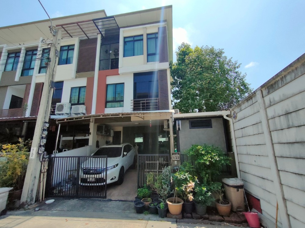 For SaleTownhouseEakachai, Bang Bon : Townhouse for sale, end unit, large area, Signature Village Townhouse, Ekamai 64/5, Bang Bon, end unit, area 31.6 sq m.