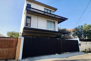 For SaleHouseNawamin, Ramindra : 4-storey detached house for sale, modern style, near MRT with rooftop terrace, Soi Ramintra 8, Bang Khen District, Bangkok.