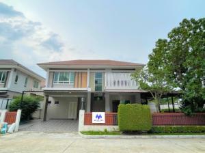 For SaleHouseLadkrabang, Suwannaphum Airport : Single detached house for sale The front of the house is not connected to anyone, Life Bangkok Boulevard Project. Wongwaen-On Nut 2 has a large swimming pool in the house.