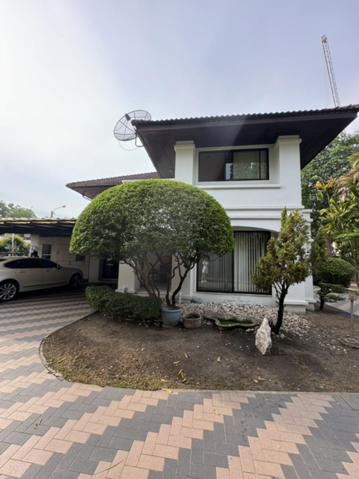 For SaleHouseKasetsart, Ratchayothin : Great price, buy land and get a house for free ☺️ 2-storey detached house, 4 bedrooms, in the middle of Ratchayothin, with maids room, half a rai of land