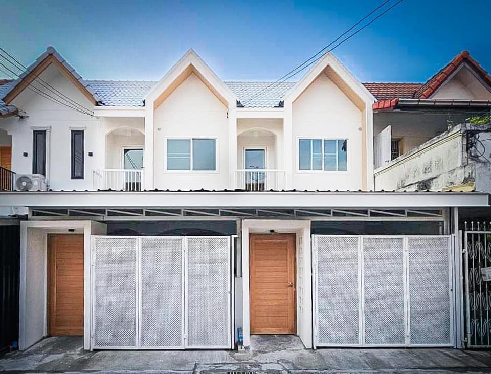 For SaleTownhouseOnnut, Udomsuk : Owner sells it himself 🌟 Newly renovated house, Nordic-minimal style 🌟 Location Sukhumvit 101/1, near BTS Punnawithi and MRT Suan Luang Rama 9