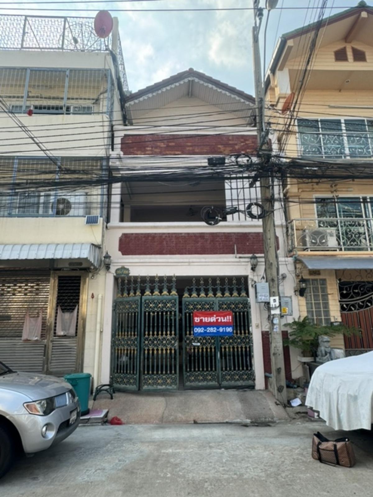 For SaleTownhousePinklao, Charansanitwong : Townhouse for sale, 3 floors, Pansak Village, 10-meter wide road in front of the house, behind The Sense & Central Pinklao shopping mall, great location, many entrances and exits. Interested, call: 0922829196