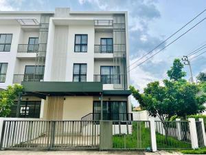 For RentTownhouseMin Buri, Romklao : 3-story townhome for rent Villa Albello Rama 9-Srinakarin, behind the corner of Krungthep Kreetha area, Srinakarin, Hua Mak, next to the new Krungthep Kreetha Road. With furniture Near Wellington International School Krungthep Kreetha Golf Course