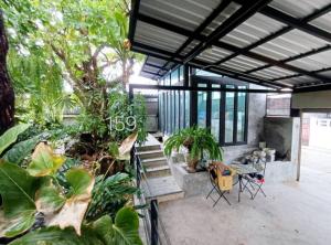 For RentHouseRattanathibet, Sanambinna : Single house for rent in Rattanathibet area, garden loft style, shady, provides privacy. Suitable for living, Home office, Studio or Cafe, near Khaerai intersection, near Bang Kraso BTS, near big c, central Rattanathibet, Lotus Khaerai.