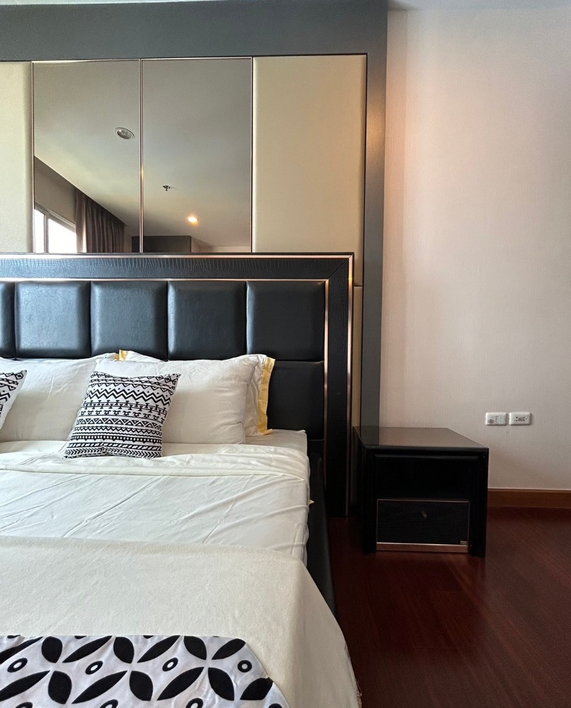 For RentCondoSathorn, Narathiwat : CAR283, a luxurious room with classy furniture. “Posh“ With parking space 1 and loop 1