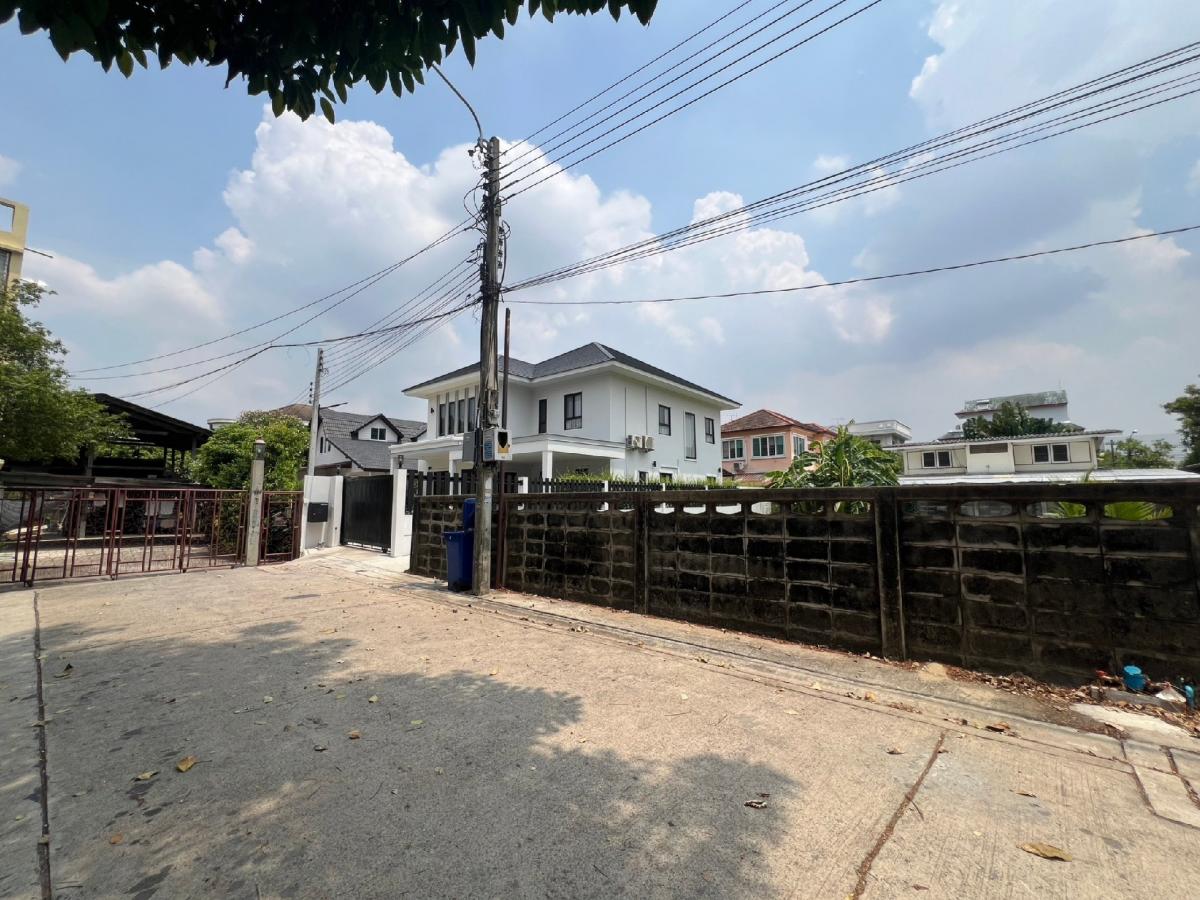 For SaleLandRatchadapisek, Huaikwang, Suttisan : For sale cheap, empty land, area 118 wa #Ratchadaphisek 42, price 72,xxx baht per wa.