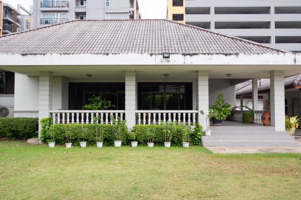 For SaleLandOnnut, Udomsuk : House for sale with land, Sukhumvit 101, area 297 sq m, premium location in the heart of the city, invest in business to build low rise condos, apartments, great value, low price (Wachiratham Sathit 57), Bangkok.