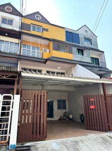 For SaleTownhousePattanakan, Srinakarin : For sale - Rent 4-story townhouse, area 31.5 sq m, 5 bedrooms, usable area over 300 sq m, Warathorn Ville Village, Phatthanakan 44, ready to move in.