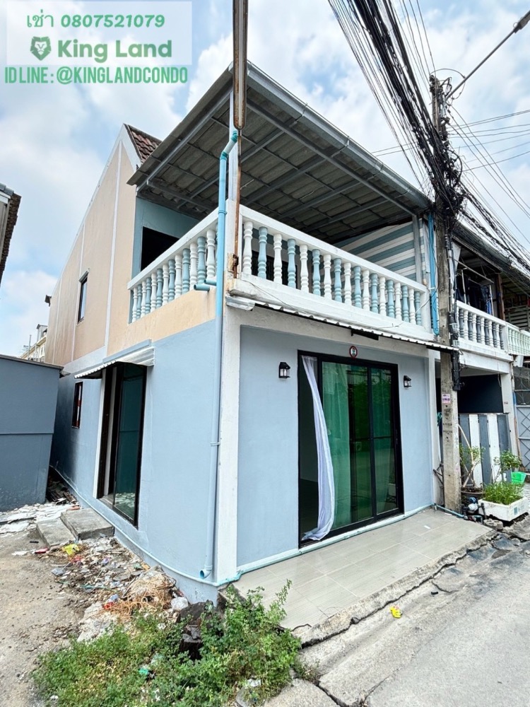 For RentTownhousePathum Thani,Rangsit, Thammasat : #2-storey townhouse for rent, corner house, 2 bedrooms, 1 air conditioner, can choose to install on the upper or lower floor. Chatnarong Village 3 Location next to the main road Convenient travel, rental price 9,500 baht/month #close to Khu Khot BTS, only